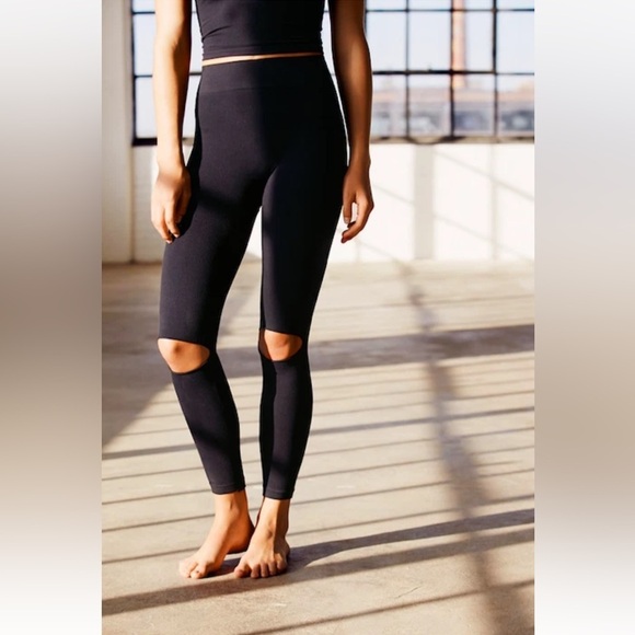 Free People FP Movement Slit Knee Leggings Black Ribbed Size M/L Yoga EUC - Picture 3 of 14